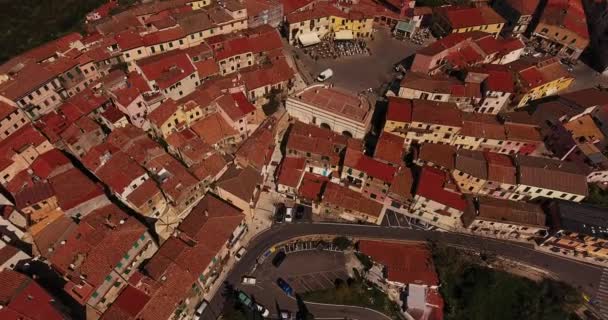 Повітряний постріл головної площі маленькому містечку Каполівері на острові Ельба в Тоскані, Італія, 4 к — стокове відео