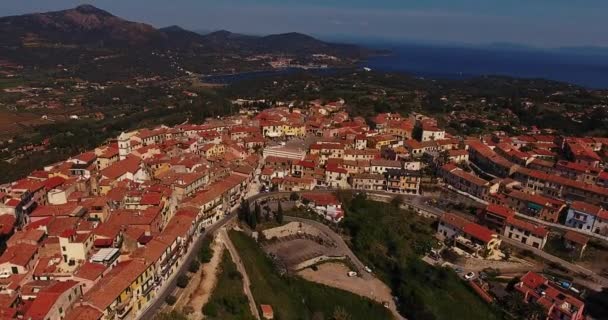 Letecký snímek Městečko Capoliveri a nádherné rajský moře na ostrově Elba, Toskánsko, Itálie, 4k