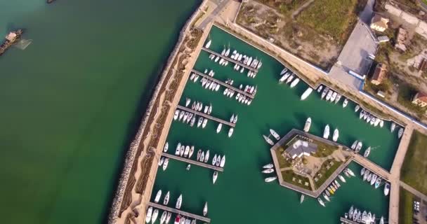 Plano aéreo de pequeño puerto en el atardecer de invierno en Pisa Toscana Italia filmado con dron, 4K — Vídeos de Stock