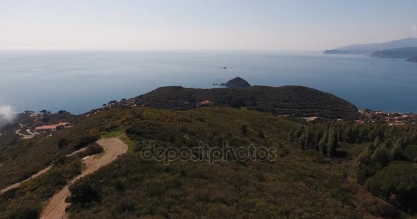 Letecký snímek krásný ostrov Elba s jeho nádhernou rajský moře v Toskánsku, 4k — Stock video