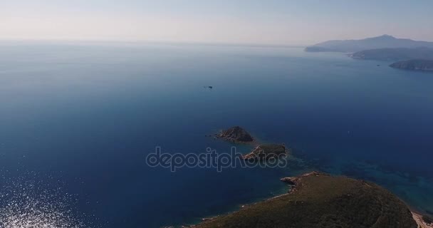 Luchtfoto van een prachtig eiland Elba met haar prachtige paradijselijke zee in Toscane, Italië, 4k — Stockvideo