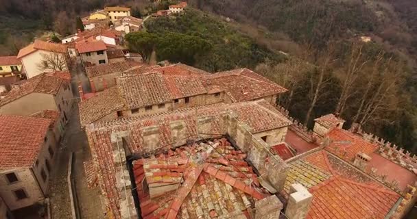 항공 촬영, 토스카나, 이탈리아, 4 k에서에서 고 대 작은 자리 잡고 마을 — 비디오
