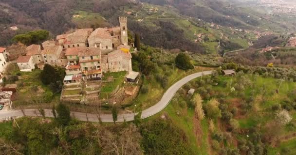 Aerial shot, una antigua pequeña ciudad encaramada en Toscana, Italia, 4K — Vídeos de Stock