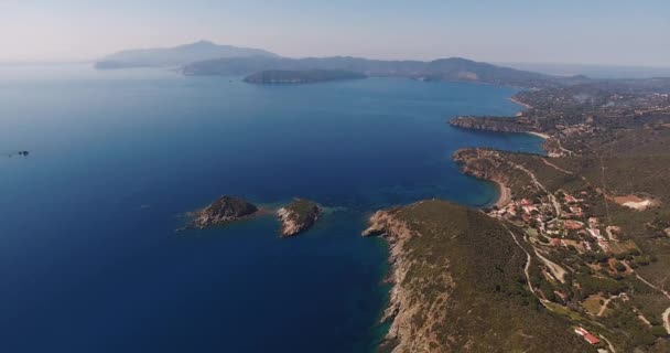 Fotografia aérea de uma bela ilha de Elba com seu lindo mar paradisíaco na Toscana, Itália, 4K — Vídeo de Stock