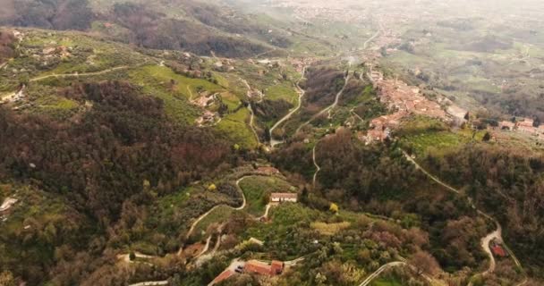 Aerial strzał, starożytne małe miasto usytuowane w Toskanii, Włochy, 4k — Wideo stockowe