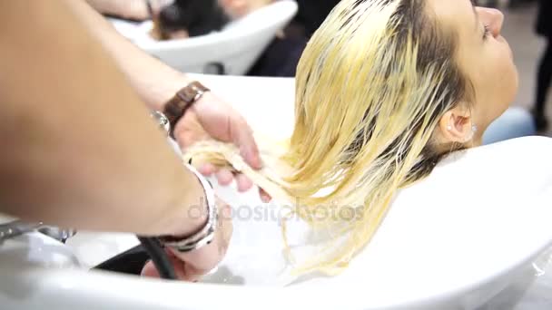 Μια νεαρή όμορφη γυναίκα να πάρει τα μαλλιά της βαμμένα σε κομμωτήρια, 4k — Αρχείο Βίντεο