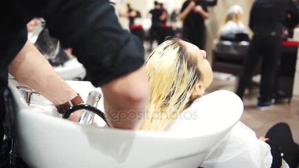 Una joven hermosa mujer que se tiñe el pelo en peluquerías, 4K — Vídeos de Stock