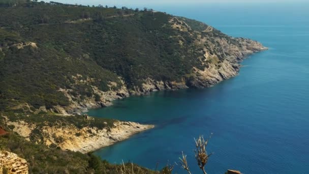 Une belle mer calme dans l'île d'Elbe en Italie, 4K 