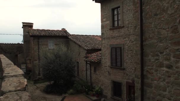 Una pequeña ciudad antigua en Toscana, Italia, 4K — Vídeos de Stock