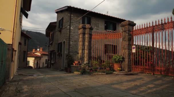 Uma pequena cidade antiga na Toscana, Itália, 4K — Vídeo de Stock