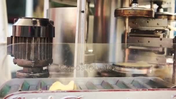Una máquina mecánica haciendo brigidini, un anís tradicional italiano dulce de la Toscana, 4k — Vídeos de Stock