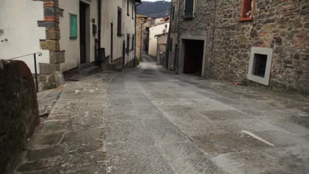 Una pequeña ciudad antigua en Toscana, Italia, 4K — Vídeo de stock