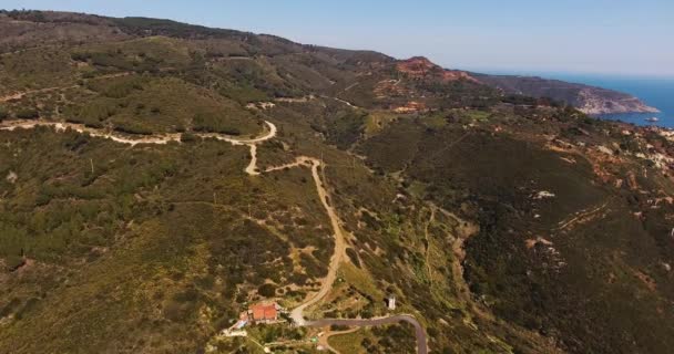 Antenn skott av en vacker grön Elba ö i Toscana, Italien, 4k — Stockvideo