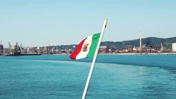 Zeitlupenvideo von italienischer Flagge, die am Heck der Fähre weht, hd — Stockvideo