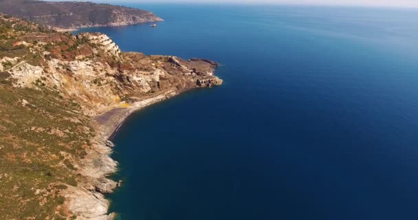 Vue aérienne d'une belle île verte d'Elbe avec sa magnifique mer paradisiaque en Toscane, Italie, 4K 