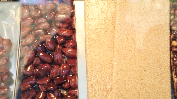 Bonbons italiens traditionnels dans la vitrine du marché en Italie, 4K — Video