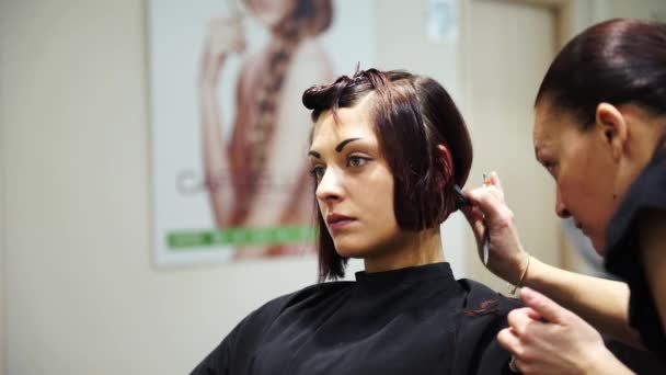 Молодая красивая женщина стрижется в парикмахерской, 4K — стоковое видео