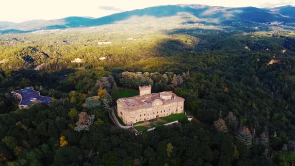 Plano aéreo, magnífico castillo italiano Sammezzano, arquitectura medieval filmada con dron, 4K — Vídeo de stock