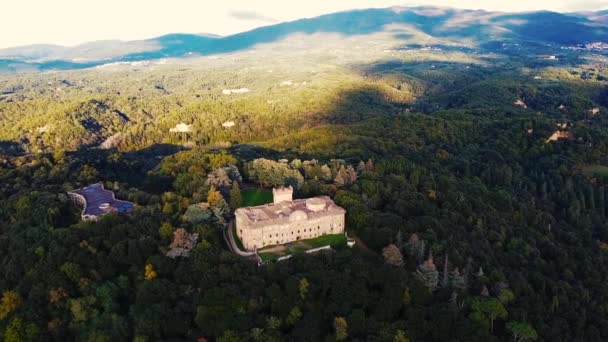 Εναέρια πυροβόλησε, πανέμορφο ιταλικό sammezzano κάστρο, μεσαιωνική αρχιτεκτονική γυρίστηκε με drone, 4k — Αρχείο Βίντεο