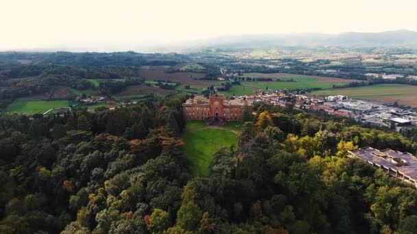 Luchtfoto shot, prachtige Italiaanse sammezzano kasteel, middeleeuwse architectuur gefilmd met drone, 4k — Stockvideo