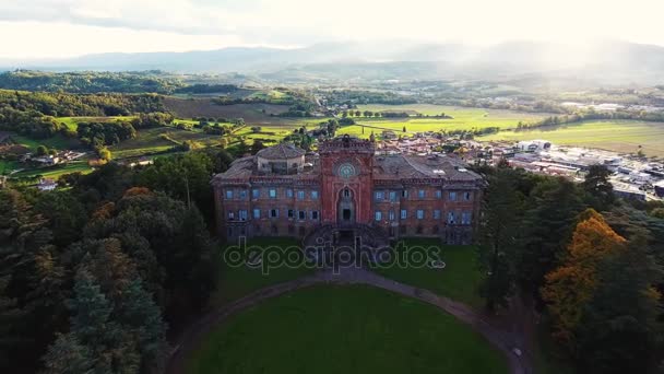 Vue Aérienne, magnifique château italien de Sammezzano, architecture médiévale filmée avec drone, 4K — Video