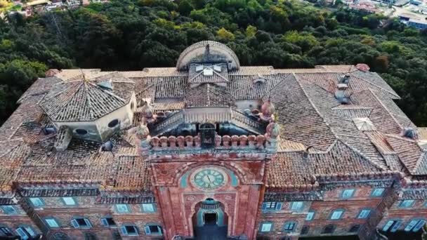 Εναέρια πυροβόλησε, πανέμορφο ιταλικό sammezzano κάστρο, μεσαιωνική αρχιτεκτονική γυρίστηκε με drone, 4k — Αρχείο Βίντεο