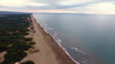Atış, Toskana, İtalya, sakin denizde Sunset'teki sonbaharda hava drone ile filme