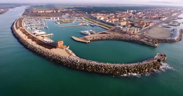 Kış günbatımı küçük limanda Pisa Toskana İtalya Hava atış drone ile filme — Stok video