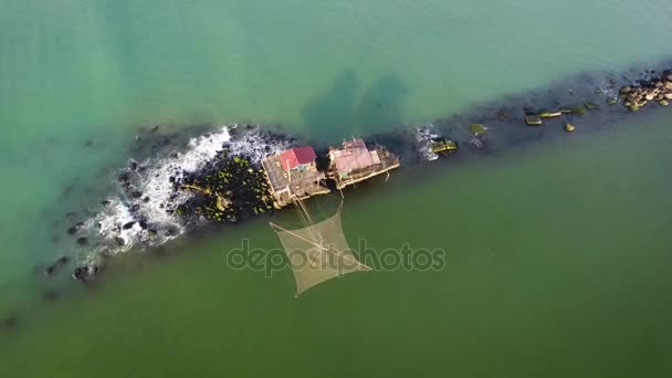 Vue aérienne, maison de pêcheurs avec l'énorme filet en fonte de celui-ci, en Toscane, Italie, filmé avec un drone — Video