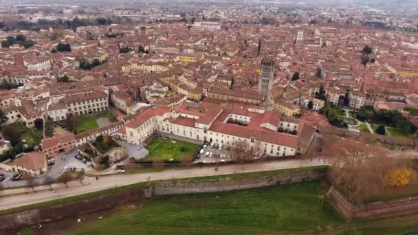 空中ショットは、トスカーナの中心古代の町ルッカ市の美しいパノラマ イタリア、4 k — ストック動画