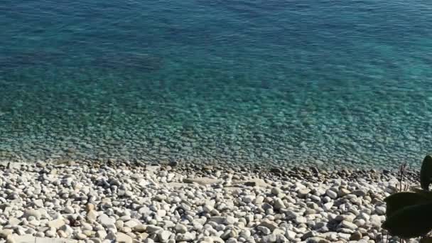 Un hermoso mar paradisíaco transparente y piedras blancas en la orilla de la isla de Elba en Italia, 4K — Vídeo de stock