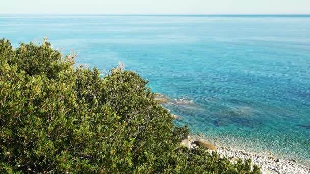 Un hermoso mar paradisíaco transparente y piedras blancas en la orilla de la isla de Elba en Italia, 4K — Vídeo de stock