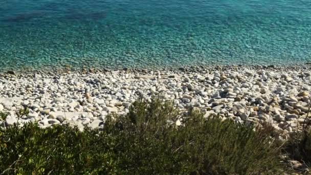 Un bellissimo mare paradisiaco trasparente e pietre bianche sulla riva dell'isola d'Elba in Italia, 4K — Video Stock