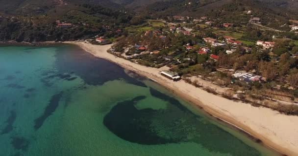 Vue Aérienne, belle plage vide sur l'île d'Elbe avec sa magnifique mer en Toscane, Italie, 4K 