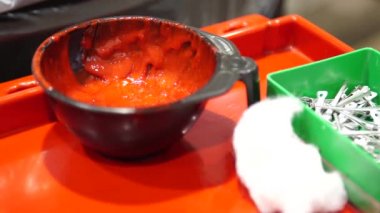 Kırmızı saç rengiyle someones saç, 4 k boyası Kuaför