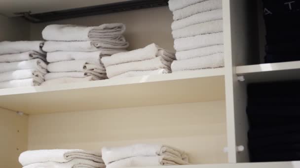 Montones de toallas blancas y negras en un centro de bienestar, 4K — Vídeo de stock
