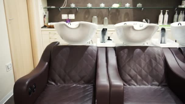 Shampooing chaises de lavage de dos chez les coiffeurs, 4K — Video