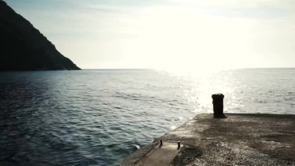 Um belo mar retroiluminado visto do cais na ilha de Elba, na Itália, 4K — Vídeo de Stock