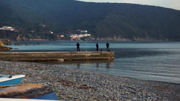 Men fishing from the pier in Italy, 4 — Stock Video