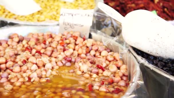 Eine Menge leckeres Essen auf dem italienischen Markt, 4k — Stockvideo