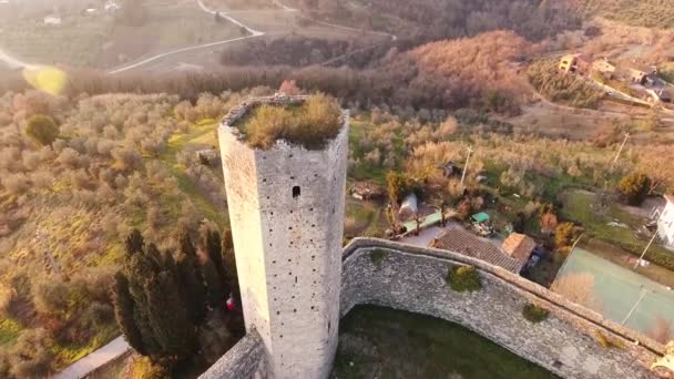 Letecký snímek, opuštěné staré věže v Toskánsku, 4k — Stock video