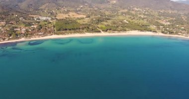 Elba Adası muhteşem paradisiac deniziyle Toskana, İtalya, 4k ile güzel bir plaj havadan çekim
