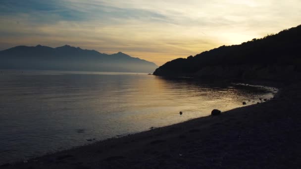 Hermosa puesta de sol en el mar en la isla de Elba en Toscana, Italia, 4K — Vídeos de Stock