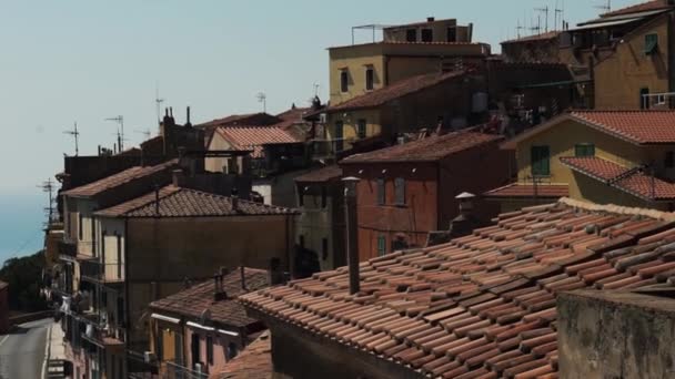 Un bonito pueblo con tejados de tejas rojas junto al mar en la isla de Elba, Toscana, Italia HD — Vídeos de Stock