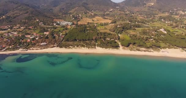 Vue aérienne d'une belle plage sur l'île d'Elbe avec sa magnifique mer paradisiaque en Toscane, Italie, 4K — Video