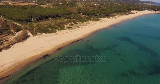 Antenn skott av en vacker strand på Elba ö med dess underbara paradisön havet i Toscana, Italien, 4k — Stockvideo