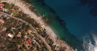  Ateş, güzel şeffaf paradisiac Denizi ve beyaz taşlar Elba Adası İtalya, 4 k sahilde anteni