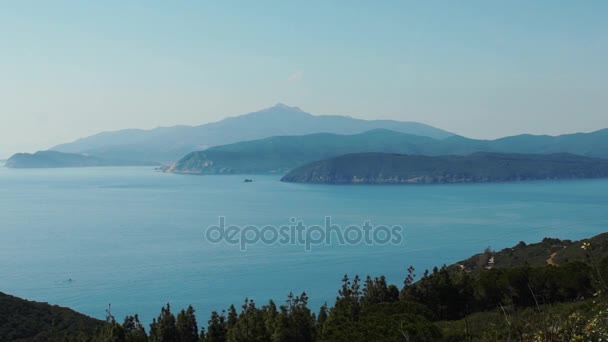Et vakkert stille hav på øya Elba i Italia, HD – stockvideo
