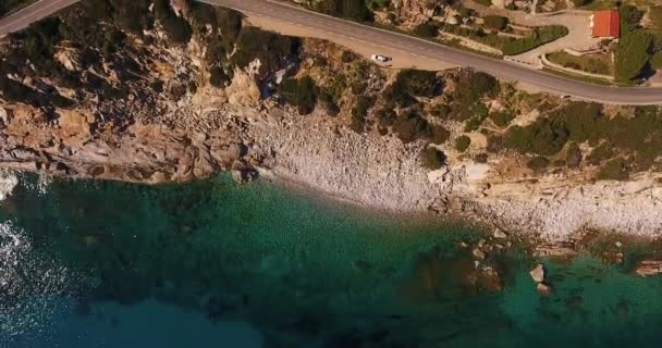 Снимок с воздуха, красивое прозрачное море и белые камни на берегу острова Эльба в Италии, 4K — стоковое видео