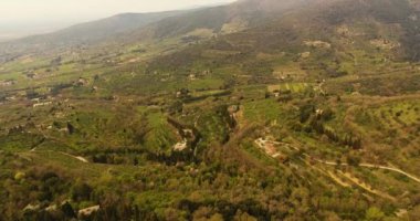 Hava atış, Toskana, İtalya, 4k tepelerde arasında güzel yeşil manzara